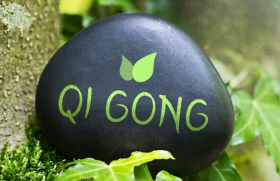 Schwarzer Stein mit grüner Beschriftung "Qi Gong"