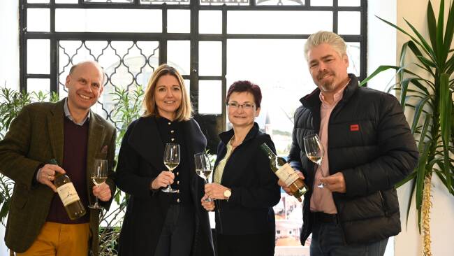 Schlossherr Ladislaus E. Batthyány-Strattmann, Grafikerin Michaela Hammer, Bürgermeisterin Dagmar Händler und Paradewinzer Christian Schabl (v.l.) bei der Präsentation des Schlosswein 2024.  Foto: Sonja Pohl 
